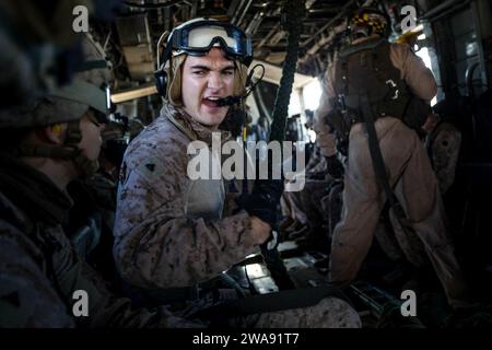 Forces militaires AMÉRICAINES. HAÏFA (12 mars 2018) le caporal-chef américain Brady Johnson, un mortier affecté à l'équipe de récupération tactique du personnel d'aéronef (TRAP), 26e unité expéditionnaire des Marines (MEU), enseigne aux Marines la technique appropriée pour descendre d'un hélicoptère CH-53E Super Stallion lors d'un entraînement rapide en direct, Haïfa, Israël, le 12 mars 2018. Iwo Jima et le 26th MEU mènent des opérations navales dans la zone d'opérations de la 6th Fleet des États-Unis. (Photo du corps des Marines des États-Unis par lance Cpl Tojyea G. Matally/libéré) Banque D'Images