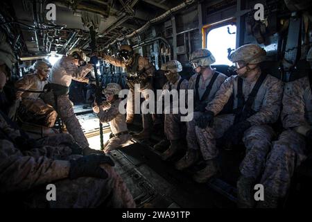 Forces militaires AMÉRICAINES. HAÏFA (12 mars 2018) les Marines américains affectés à l'équipe de récupération tactique du personnel aéronautique (TRAP), 26e unité expéditionnaire des Marines (MEU), mènent une formation en direct sur les rotations rapides, Haïfa, Israël, le 12 mars 2018. Iwo Jima et le 26th MEU mènent des opérations navales dans la zone d'opérations de la 6th Fleet des États-Unis. (Photo du corps des Marines des États-Unis par lance Cpl Tojyea G. Matally/libéré) Banque D'Images