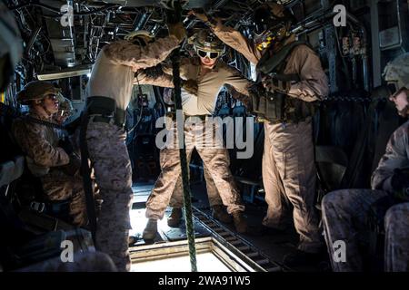 Forces militaires AMÉRICAINES. HAÏFA (12 mars 2018) les Marines américains affectés à l'équipe de récupération tactique du personnel aéronautique (TRAP), 26e unité expéditionnaire des Marines (MEU), mènent une formation en direct sur les rotations rapides, Haïfa, Israël, le 12 mars 2018. Iwo Jima et le 26th MEU mènent des opérations navales dans la zone d'opérations de la 6th Fleet des États-Unis. (Photo du corps des Marines des États-Unis par lance Cpl Tojyea G. Matally/libéré) Banque D'Images