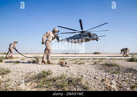 Forces militaires AMÉRICAINES. HAÏFA (12 mars 2018) les Marines américains affectés à l'équipe de récupération tactique du personnel aéronautique (TRAP), 26e unité expéditionnaire des Marines (MEU), préparent la zone d'entraînement pour effectuer des vols rapides en direct, Haïfa, Israël, 12 mars 2018. Iwo Jima et le 26th MEU mènent des opérations navales dans la zone d'opérations de la 6th Fleet des États-Unis. (Photo du corps des Marines des États-Unis par lance Cpl Tojyea G. Matally/libéré) Banque D'Images