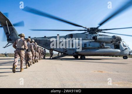 Forces militaires AMÉRICAINES. HAÏFA (12 mars 2018) des Marines américains affectés à l'équipe de récupération tactique du personnel aéronautique (TRAP), 26e unité expéditionnaire des Marines (MEU), montent à bord d'un hélicoptère CH-53E Super Stallion pour commencer l'entraînement en direct à la mise en réseau rapide, Haïfa, Israël, 12 mars 2018. Iwo Jima et le 26th MEU mènent des opérations navales dans la zone d'opérations de la 6th Fleet des États-Unis. (Photo du corps des Marines des États-Unis par lance Cpl Tojyea G. Matally/libéré) Banque D'Images