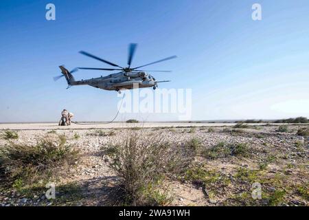 Forces militaires AMÉRICAINES. HAÏFA (12 mars 2018) Un hélicoptère CH-53E Super Stallion se stabilise avant d'atterrir pour commencer l'entraînement en direct à la mise en réseau rapide pour les Marines américains affectés à l'équipe de récupération tactique du personnel aérien (TRAP), 26e unité expéditionnaire des Marines (MEU), Haïfa, Israël, 12 mars 2018. Iwo Jima et le 26th MEU mènent des opérations navales dans la zone d'opérations de la 6th Fleet des États-Unis. (Photo du corps des Marines des États-Unis par lance Cpl Tojyea G. Matally/libéré) Banque D'Images