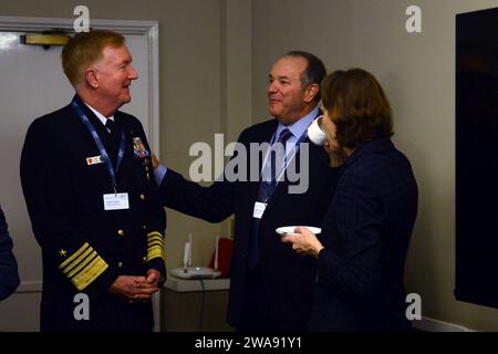 Forces militaires AMÉRICAINES. 180312MZ309-028 LONDRES (12 mars 2018) l'amiral James G. Foggo III, commandant des Forces navales américaines Europe-Afrique, accueille le général de l'Armée de l'Air à la retraite Philip Breedlove, ancien commandant du Commandement européen des États-Unis, lors d'un petit déjeuner à Chatham House à Londres, le 12 mars 2018. Les forces navales américaines Europe-Afrique, dont le siège est à Naples, en Italie, supervisent les opérations navales et conjointes, souvent de concert avec des partenaires alliés et interagences, afin de permettre des relations durables et d’accroître la vigilance et la résilience en Europe et en Afrique. (Photo de l'US Navy par Ryan RI, spécialiste des communications de masse de 1e classe Banque D'Images