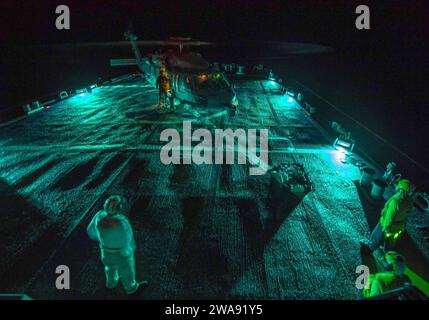 Forces militaires AMÉRICAINES. 180312KA046-0949 MER MÉDITERRANÉE (12 mars 2018) - le destroyer de missiles guidés de classe Arleigh Burke USS Carney (DDG 64) effectue des qualifications d'atterrissage de nuit sur pont avec un hélicoptère MH-60S Sea Hawk, attaché aux «Ghost Riders» de l'Helicopter Sea Squadron (HSC) 28, en mer Méditerranée, le 12 mars 2018. Carney, déployé à l’avant à Rota, en Espagne, est à sa quatrième patrouille dans la zone d’opérations de la 6e flotte américaine en soutien aux alliés et partenaires régionaux et aux intérêts de sécurité nationale des États-Unis en Europe et en Afrique. (Photo de l'US Navy par Mass communication Specialist 2nd Clas Banque D'Images