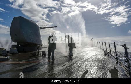 Forces militaires AMÉRICAINES. 180314ET513-008 MER MÉDITERRANÉE (14 mars 2018) des marins effectuent un test du système de lavage de contre-mesure sur le FOC'sle du destroyer de missiles guidés de classe Arleigh Burke USS Laboon (DDG 58), le 12 mars 2018. Laboon, dont le siège se trouve à la base navale de Norfolk, se trouve dans la zone d'opérations de la 6e flotte américaine en soutien aux alliés et partenaires régionaux et aux intérêts de sécurité nationale des États-Unis en Europe et en Afrique. (Photo de l'US Navy par le spécialiste des communications de masse de 3e classe Kallysta Castillo/publié) Banque D'Images