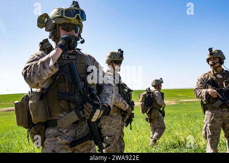 Forces militaires AMÉRICAINES. 20180314-CA957-0044 HAÏFA, Israël (14 mars 2018) le Sgt des Marines américaines Jacob Bingham, à gauche, un chef d'escouade affecté à l'équipe de récupération tactique du personnel aérien (TRAP), 26e unité expéditionnaire des Marines (MEU), communique des tactiques par le biais d'une radio portative au cours d'une mission de recherche simulée à Haïfa, Israël, au cours de l'exercice Juniper Cobra 2018 le 14 mars 2018. Juniper Cobra est un exercice assisté par ordinateur mené à travers des simulations informatiques axées sur l'amélioration des capacités combinées de défense antimissile et l'interopérabilité globale entre le Commandement européen des États-Unis et Israël D. Banque D'Images