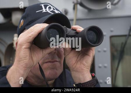 Forces militaires AMÉRICAINES. 180315KP948-077 MER MÉDITERRANÉE (15 mars 2018) le compagnon Christopher Force du chef Boatswain regarde à travers des jumelles à bord du destroyer de missiles guidés de classe Arleigh Burke USS Donald Cook (DDG 75) le 15 mars 2018. Donald Cook, déployé à Rota, en Espagne, effectue sa septième patrouille dans la zone d’opérations de la 6e flotte américaine en soutien aux alliés et partenaires régionaux et aux intérêts de sécurité nationale des États-Unis en Europe et en Afrique. (Photo de l'US Navy par Alyssa Weeks, spécialiste en communication de masse de 2e classe / publié) Banque D'Images