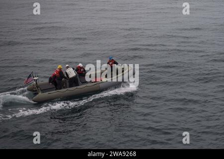 Forces militaires AMÉRICAINES. 180316KP948-332 MER MÉDITERRANÉE (16 mars 2018) les marins affectés au destroyer à missiles guidés de classe Arleigh Burke USS Donald Cook (DDG 75) manœuvrent un bateau pneumatique à coque rigide le 16 mars 2018. Donald Cook, déployé à Rota, en Espagne, effectue sa septième patrouille dans la zone d’opérations de la 6e flotte américaine en soutien aux alliés et partenaires régionaux et aux intérêts de sécurité nationale des États-Unis en Europe et en Afrique. (Photo de l'US Navy par Alyssa Weeks, spécialiste des communications de masse de 2e classe/publié) Banque D'Images