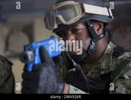 Forces militaires AMÉRICAINES. 180319KA046-0207 ACTIVITÉ DE SOUTIEN NAVAL BAIE DE SOUDA, Grèce (19 mars 2018) – Gunner's Mate de 2e classe Jokenzie Broughton, affecté au destroyer de missiles guidés de classe Arleigh Burke USS Carney (DDG 64), regarde vers le bas la vue d'un fusil d'entraînement MP9 pendant la visite, à bord, formation en fouille et saisie au Centre de formation opérationnelle en interception maritime de l'OTAN à l'activité de soutien naval Souda Bay (Grèce), le 19 mars 2018. Carney, déployé à l'avant à Rota, en Espagne, est à sa quatrième patrouille dans la zone d'opérations de la 6e flotte américaine à l'appui des alliés et partenaires régionaux, et U.. Banque D'Images