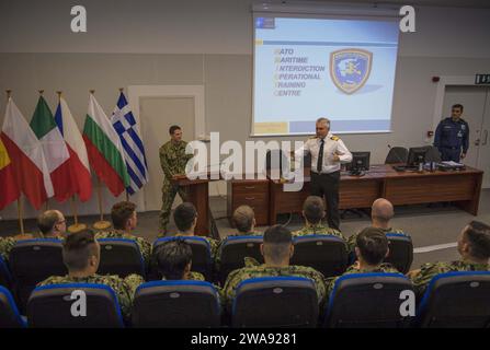 Forces militaires AMÉRICAINES. 180319KA046-0161 ACTIVITÉ DE SOUTIEN NAVAL SOUDA BAY, Grèce (19 mars 2018) – les marins affectés au destroyer de missiles guidés de classe Arleigh Burke USS Carney (DDG 64) assistent à une formation de visite, de bord, de perquisition et de saisie au Centre d'entraînement opérationnel d'interception maritime de l'OTAN à Souda Bay, Grèce, le 19 mars 2018. Carney, déployé à l’avant à Rota, en Espagne, est à sa quatrième patrouille dans la zone d’opérations de la 6e flotte américaine en soutien aux alliés et partenaires régionaux et aux intérêts de sécurité nationale des États-Unis en Europe et en Afrique. (Photo de l'US Navy par Mass Communii Banque D'Images