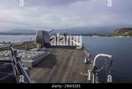 Forces militaires AMÉRICAINES. 180317KA046-0200 ACTIVITÉ DE SOUTIEN NAVAL SOUDA BAY, Grèce (17 mars 2018) – le destroyer de missiles guidés de classe Arleigh Burke USS Carney (DDG 64), arrive à l'activité de soutien naval Souda Bay, Grèce, pour une visite portuaire prévue le 17 mars 2018. Carney, déployé à l’avant à Rota, en Espagne, est à sa quatrième patrouille dans la zone d’opérations de la 6e flotte américaine en soutien aux alliés et partenaires régionaux et aux intérêts de sécurité nationale des États-Unis en Europe et en Afrique. (Photo de l'US Navy par James R. Turner, spécialiste des communications de masse de 2e classe/publié) Banque D'Images