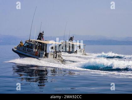 Forces militaires AMÉRICAINES. 180323FD185-2718 PORT DE DJIBOUTI, Djibouti (23 mars 2018) les patrouilleurs de sécurité affectés au Groupe opérationnel (TG) 68,6 s'entraînent dans les formations de bateaux tactiques dans le port de Djibouti, le 23 mars 2018. Le TG-68,6 est déployé à l'avant dans la zone d'opérations de la 6e flotte américaine et mène des opérations navales et interarmées, souvent de concert avec des partenaires alliés et interagences, afin de promouvoir les intérêts nationaux américains, la sécurité et la stabilité en Europe et en Afrique. (Photo de l'US Navy par Engineman 2e classe Carlos Monsalve/publié) Banque D'Images