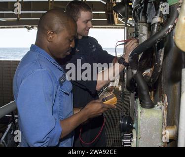 Forces militaires AMÉRICAINES. 180321TJ319-0069 BLACK SEA (21 mars 2018) Electrician's Mate de 2e classe Jacques Severe, à gauche, d'Haïti, et Electrician's Mate de 2e classe Ryan Jurick, de Peoria, Illinois, testent l'équipement électrique à bord du navire de débarquement de classe Harpers Ferry USS Oak Hill (LSD 51) le 21 mars 2018. Oak Hill, dont le siège se trouve à Virginia Beach, en Virginie, mène des opérations navales dans la zone d'opérations de la 6e flotte américaine. (Photo de la marine américaine par Jessica L. Dowell, spécialiste en communication de masse de 3e classe/publié) Banque D'Images