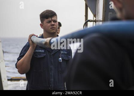 Forces militaires AMÉRICAINES. 180323KA046-0028 MER MÉDITERRANÉE (23 mars 2018) dégâts Controlman 3rd Class Chandler Varelamushrush manipule un tuyau lors d'un lavage à l'eau douce à bord du destroyer de missiles guidés de classe Arleigh Burke USS Carney (DDG 64). Carney, déployé à l’avant à Rota, en Espagne, est à sa quatrième patrouille dans la zone d’opérations de la 6e flotte américaine en soutien aux alliés et partenaires régionaux et aux intérêts de sécurité nationale des États-Unis en Europe et en Afrique. (Photo de l'US Navy par James R. Turner, spécialiste des communications de masse de 2e classe/publié) Banque D'Images