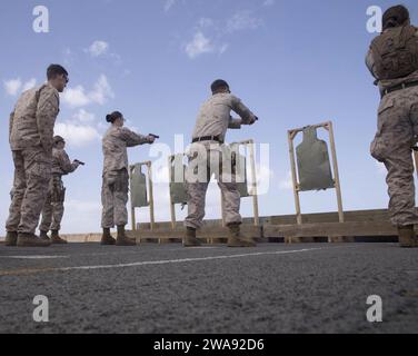 Forces militaires AMÉRICAINES. 180323GR168-0036 MER MÉDITERRANÉE (mars 2018) les Marines affectés au combat Landing Battalion, 26th Marine Expeditionary Unit (LPD 21) effectuent un tir avec des pistolets de service M9 sur le pont d'envol du navire amphibie USS New York (LPD 23) de classe San Antonio le 23 mars 2018. New York, domicilié à Mayport, en Floride, mène des opérations navales dans la zone d'opérations de la 6e flotte américaine. (Photo de l'US Navy par le spécialiste des communications de masse de 2e classe Lyle Wilkie/publié) Banque D'Images