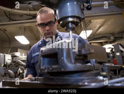 Forces militaires AMÉRICAINES. 180323TJ319-0097 MER MÉDITERRANÉE (23 mars 2018) réparateur de machines de 2e classe Jacob Czerwinski exploite une perceuse à bord du navire de débarquement à quai de classe Harpers Ferry USS Oak Hill (LSD 51) le 23 mars 2018. Oak Hill, domicilié à Virginia Beach, Virginie, mène des opérations navales dans la zone d'opérations de la 6e flotte américaine. (Photo de la marine américaine par Jessica L. Dowell, spécialiste en communication de masse de 3e classe/publié) Banque D'Images