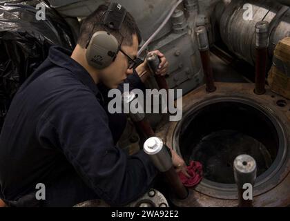 Forces militaires AMÉRICAINES. 180323TJ319-0089 MER MÉDITERRANÉE (23 mars 2018) Homme de 3e classe Jonathan Hernandez nettoie un cylindre sur un moteur à bord du navire de débarquement de la classe Harpers Ferry USS Oak Hill (LSD 51) le 23 mars 2018. Oak Hill, domicilié à Virginia Beach, Virginie, mène des opérations navales dans la zone d'opérations de la 6e flotte américaine. (Photo de la marine américaine par Jessica L. Dowell, spécialiste en communication de masse de 3e classe/publié) Banque D'Images