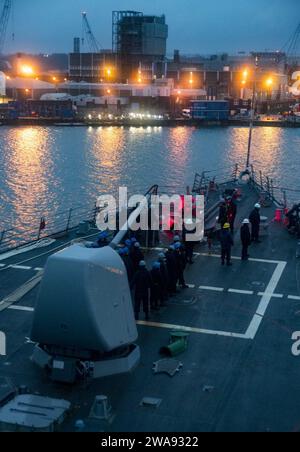 Forces militaires AMÉRICAINES. 180331RG482-016 PLYMOUTH, Angleterre (31 mars 2018) les marins affectés au destroyer de missiles guidés de classe Arleigh Burke USS Ross (DDG 71) gardent la mer et l'ancre en détail alors que le navire arrive à Plymouth, Angleterre, le 31 mars 2018. Ross, déployé à l’avant à Rota, en Espagne, en est à sa sixième patrouille dans la zone d’opérations de la 6e flotte américaine en soutien aux alliés et aux partenaires régionaux et aux intérêts des États-Unis en matière de sécurité nationale en Europe. (Photo de l'US Navy par Kyle Steckler, spécialiste des communications de masse de 1e classe/libéré) Banque D'Images