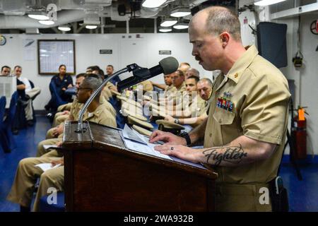 Forces militaires AMÉRICAINES. 180401QR145-042 MER MÉDITERRANÉE (le 1 avril 2018) le capitaine d'armes Mark Miller prononce un discours lors d'une cérémonie d'anniversaire de premier maître à bord du navire de commandement et de contrôle de la classe Blue Ridge USS Mount Whitney (LCC 20) le 1 avril 2018. Le mont Whitney, déployé à Gaeta, en Italie, opère avec un équipage combiné de marins de la marine américaine et de marins de la fonction publique du Military Sealift Command. (Photo de l'US Navy par la spécialiste des communications de masse de 3e classe Krystina Coffey/publié) Banque D'Images