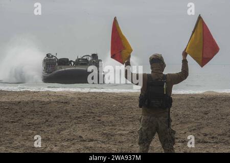 Forces militaires AMÉRICAINES. 180402YJ378-0135 CAMP PENDLETON, CALIFORNIE (2 avril 2018) Construction Mechanic 3rd Class Ethan Swanberg guide un engin de débarquement, coussin d'air jusqu'à la côte au cours d'un exercice d'intégration de l'escadron amphibie et de l'unité expéditionnaire des Marines (MEU) (PMINT). PMINT est une évolution de la formation entre Essex Amphibious Ready Group et le 13th MEU qui permet aux marins et aux Marines de s'entraîner en tant qu'unité cohésive en préparation de leur déploiement à venir. (Photo de l'US Navy par Brandon Williams-Church, spécialiste des communications de masse de 2e classe/publié) Banque D'Images