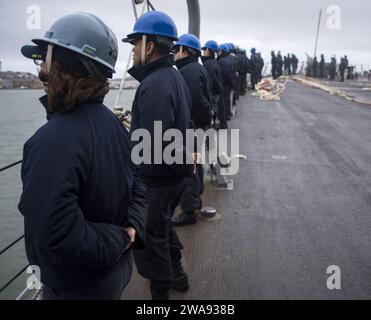 Forces militaires AMÉRICAINES. 180402RG482-045 PLYMOUTH, Angleterre (2 avril 2018) des marins à bord du destroyer de missiles guidés de classe Arleigh Burke USS Ross (DDG 71) se tiennent au repos avant de rendre hommage à un navire de guerre étranger alors que Ross quitte Plymouth, en Angleterre, le 2 avril 2018. Ross, déployé à l’avant à Rota, en Espagne, en est à sa sixième patrouille dans la zone d’opérations de la 6e flotte américaine en soutien aux alliés et aux partenaires régionaux et aux intérêts des États-Unis en matière de sécurité nationale en Europe. (Photo de l'US Navy par Kyle Steckler, spécialiste des communications de masse de 1e classe/libéré) Banque D'Images