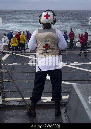 Forces militaires AMÉRICAINES. 180404RG482-115 ATLANTIC OCEAN (4 avril 2018) Hospital Corpsman 3rd Class Kendra James veille médicale pendant les quarts de vol à bord du destroyer de missiles guidés de classe Arleigh Burke USS Ross (DDG 71) pendant la formation en mer des officiers de drapeau le 4 avril 2018. Ross, déployé à l’avant à Rota, en Espagne, en est à sa sixième patrouille dans la zone d’opérations de la 6e flotte américaine en soutien aux alliés et aux partenaires régionaux et aux intérêts des États-Unis en matière de sécurité nationale en Europe. (Photo de l'US Navy par Kyle Steckler, spécialiste des communications de masse de 1e classe/libéré) Banque D'Images