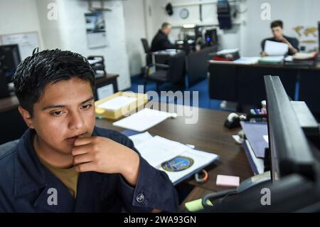 Forces militaires AMÉRICAINES. 180409QR145-003 MER MÉDITERRANÉE (9 avril 2018) le marin Yeoman Josue Lumba met à jour le plan de la journée à bord du navire de commandement et de contrôle de la classe Blue Ridge USS Mount Whitney (LCC 20) le 9 avril 2018. Le mont Whitney, déployé à Gaeta, en Italie, opère avec un équipage combiné de marins de la marine américaine et de marins de la fonction publique du Military Sealift Command. (Photo de l'US Navy par la spécialiste des communications de masse de 3e classe Krystina Coffey/publié) Banque D'Images