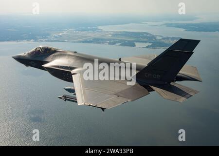 Forces militaires AMÉRICAINES. RIVIÈRE PATUXTENT, Maryland (11 avril 2018) le dernier vol d'essai du SDD CF-2 Flt 596 est piloté par le pilote d'essai du BAE Peter Wilson, 11 avril 2018, de la Force d'essai intégrée du F-35 Pax River. Le F-35C a terminé une mission pour collecter des données de charges tout en transportant des munitions d'attaque directe conjointes GBU-31 de 2 000 livres (JDAM) et des missiles à recherche thermique AIM-9X Sidewinder. (Photo de l'US Navy publiée avec l'aimable autorisation de Lockheed Martin) Banque D'Images