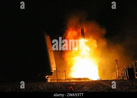 Forces militaires AMÉRICAINES. 180414DO281-1242 ZONE D'OPÉRATIONS DE LA CINQUIÈME FLOTTE américaine (14 avril 2018) le croiseur à missiles guidés USS Monterey (CG 61) tire un missile d'attaque terrestre Tomahawk. Monterey est déployé dans la zone d’opérations de la 5e flotte américaine pour appuyer les opérations de sécurité maritime afin de rassurer les alliés et les partenaires et de préserver la liberté de navigation et la libre circulation des échanges commerciaux dans la région. (Photo de l'US Navy par le lieutenant J.G. Matthew Daniels/publié) Banque D'Images