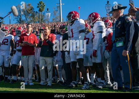 L'entraîneur-chef de l'Alabama Nick Saban mène son équipe sur le terrain avant le 110e match du Rose Bowl contre les Wolverines du Michigan, le lundi 1er janvier 2024, à Pasadena, CA Michigan Beat Alabama 27-20 (Marcus Wilkins/image of Sport) Banque D'Images