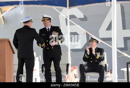 Forces militaires AMÉRICAINES. 180420VJ282-103 NAVAL STATION ROTA, Espagne (20 avril 2018) – Cmdt. Peter Halvorsen, commandant du destroyer de missiles guidés de classe Arleigh Burke USS Carney (DDG 64), et le Cmdt. Tyson Young serre la main lors d'une cérémonie de changement de commandement le 20 avril 2018. Au cours de la cérémonie, Young relève Halvorsen pour devenir le 16e commandant de Carney. (Photo de l'US Navy par Brian Dietrick, spécialiste en communication de masse de 1e classe/publié) Banque D'Images