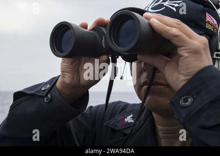 Forces militaires AMÉRICAINES. 180425KP946-0002 MER MÉDITERRANÉE (25 avril 2018) technicien cryptologique (technique) de 2e classe Alberto Vargas, de Los Angeles, regarde avec des jumelles à bord du destroyer de missiles guidés de classe Arleigh Burke USS Donald Cook (DDG 75) le 25 avril 2018. Donald Cook, déployé à Rota, en Espagne, effectue sa septième patrouille dans la zone d’opérations de la 6e flotte américaine en soutien aux alliés et partenaires régionaux et aux intérêts de sécurité nationale des États-Unis en Europe et en Afrique. (Photo de l'US Navy par Alyssa Weeks, spécialiste en communication de masse de 2e classe / publié) Banque D'Images