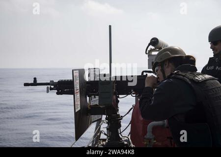 Forces militaires AMÉRICAINES. 180427KP946-0167 MER MÉDITERRANÉE (27 avril 2018) dégâts Controlman de 2e classe Julie Sesmas, de Sun City, en Californie, tire une mitrailleuse M240B au cours d'un exercice de tir réel servi par l'équipage à bord du destroyer à missiles guidés de classe Arleigh Burke USS Donald Cook (DDG 75) le 27 avril 2018. Donald Cook, déployé à Rota, en Espagne, effectue sa septième patrouille dans la zone d’opérations de la 6e flotte américaine en soutien aux alliés et partenaires régionaux et aux intérêts de sécurité nationale des États-Unis en Europe et en Afrique. (Photo de l'US Navy par le spécialiste des communications de masse de 2e classe Alyssa We Banque D'Images