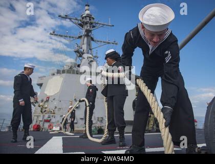 Forces militaires AMÉRICAINES. 180427UB406-0103 GDYNIA, Pologne (27 avril 2018) le matelot Tucker Cleckner, technicien en systèmes d'information, manipule la ligne d'amarrage en mer et les détails de l'ancre à bord du destroyer à missiles guidés USS Farragut (DDG 99) alors que le navire se prépare pour une visite portuaire prévue à Gdynia, en Pologne. Farragut est déployé dans le cadre du Harry S. Truman Carrier Strike Group. Avec Harry S. Truman comme navire amiral, le déploiement des actifs du groupe d'attaque comprend les États-majors, les navires et les avions du Carrier Strike Group (CSG) 8, du Destroyer Squadron (DESRON) 28 et du Carrier Air Wing (CVW) 1, ainsi que le Sachen-classe G. Banque D'Images