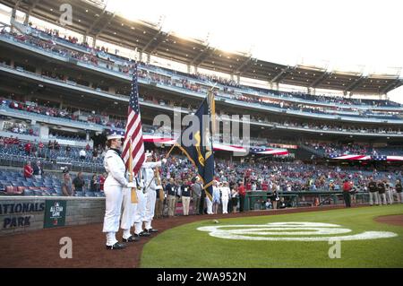 Forces militaires AMÉRICAINES. ASHINGTON (01 mai 2018) le garde de couleur de la marine américaine parade les couleurs lors du chant de l'hymne national lors de la cérémonie d'avant-match de la nuit des Nationals de la marine de Washington. Les Washington Nationals ont accueilli 278 marins et conjoints dans une démonstration de soutien à la marine américaine tout en sensibilisant le public à la mission de la marine. (Photo de l'US Navy par Paul Archer, spécialiste des communications de masse de 2e classe/publié) Banque D'Images