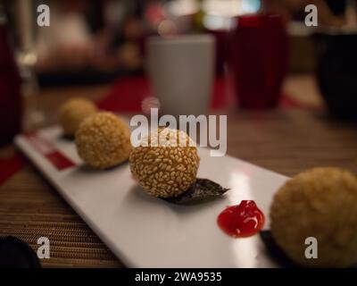 dessert boule de sésame servi dans un restaurant chinois Banque D'Images