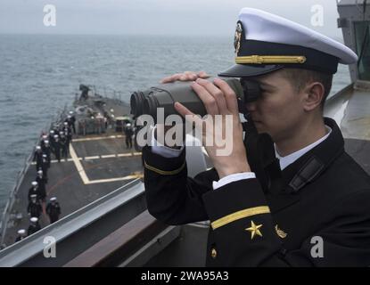 Forces militaires AMÉRICAINES. 180503RG482-204 NORTH CHANNEL (3 mai 2018) l'enseigne Tanner Hudson mesure la distance d'un autre navire alors que le destroyer de missiles guidés de classe Arleigh Burke USS Ross (DDG 71) participe à une cérémonie de dépôt de couronnes avec la frégate de classe Duke HMS Montrose (F 236), la frégate allemande de classe Brême FGS Lubeck (F 214) et le dragueur de mines français de classe Eirdan FS Andromede (M 643) dans la Manche du Nord le 3 mai 2018. La cérémonie de dépôt de couronnes a eu lieu en l'honneur du navire de troupes américain SS Tuscania, qui a été coulé pendant la première Guerre mondiale par un sous-marin allemand dans le canal nord Fe Banque D'Images