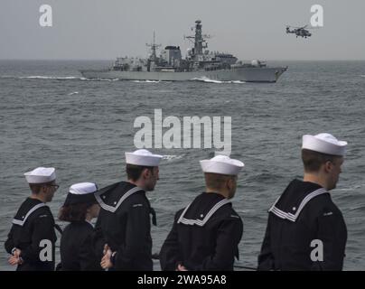 Forces militaires AMÉRICAINES. 180503RG482-148 NORTH CHANNEL (3 mai 2018) les marins affectés au destroyer de missiles guidés de classe Arleigh Burke USS Ross (DDG 71) se tiennent au repos pendant que la frégate de classe Duke de la Royal Navy HMS Montrose (F 236) roule aux côtés de Ross lors d'une cérémonie de dépôt de couronnes dans le North Channel le 3 mai 2018. La frégate allemande de classe Brême FGS Lubeck (F 214) et le dragueur de mines français de classe Eirdan FS Andromede (M 643) ont également participé à la cérémonie, qui a eu lieu en l'honneur du navire de troupe américain SS Tuscania, qui a été coulé pendant la première Guerre mondiale par un sous-marin allemand dans le North Cha Banque D'Images