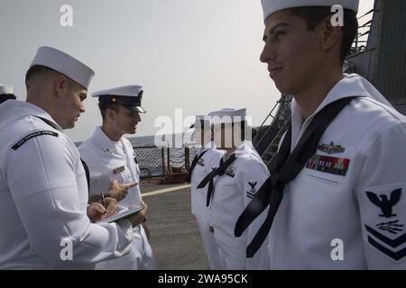 Forces militaires AMÉRICAINES. 180504KP946-0041 MER MÉDITERRANÉE (4 mai 2018) technicien en systèmes d'information de 1e classe Jason Messinger, à gauche, de Phoenix, Arizona, George Negron, technicien principal en systèmes d'information, de South River, New Jersey, inspecte les marins lors d'une inspection uniforme à bord du destroyer de missiles guidés de classe Arleigh Burke USS Donald Cook (DDG 75) le 4 mai 2018. Donald Cook, déployé à Rota, en Espagne, effectue sa septième patrouille dans la zone d’opérations de la 6e flotte américaine en soutien aux alliés et partenaires régionaux et aux intérêts de sécurité nationale des États-Unis en Europe Banque D'Images