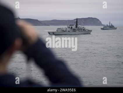 Forces militaires AMÉRICAINES. 180504RG482-008 NORTH CHANNEL (4 mai 2018) le lieutenant Carleigh Gregory mesure la distance entre les navires lors d'une cérémonie de dépôt de couronnes à bord du destroyer de missiles guidés de classe Arleigh Burke USS Ross (DDG 71) en tant que frégate de classe Duke de la Royal Navy HMS Montrose (F 236), à gauche, et le dragueur de mines français FS Andromède (M 643) de classe Eirdan en formation dans le chenal du Nord le 4 mai 2018. La frégate allemande de classe Brême FGS Lubeck (F 214) a également participé à la cérémonie, qui a eu lieu en l'honneur du navire de troupes américain SS Tuscania, qui a été coulé pendant la première Guerre mondiale par un sous-marin allemand i. Banque D'Images