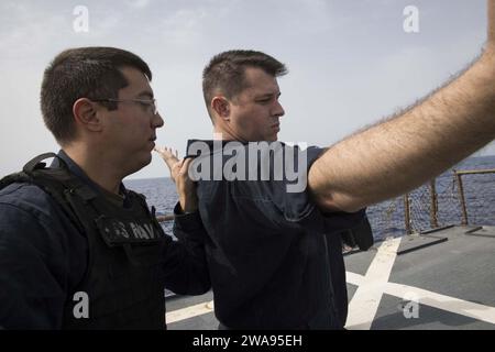 Forces militaires AMÉRICAINES. 180504KP946-0061 MER MÉDITERRANÉE (4 mai 2018) Fire Controlman (Aegis) 2nd Class Nathan, Wickenkamp, à gauche, de Portales, Nouveau Mexique, effectue une inspection du personnel sur le technicien électronique Trevor White de 1e classe, de Clovis, en Californie, au cours d'un exercice de protection contre le terrorisme/force à bord du destroyer de missiles guidés de classe Arleigh Burke USS Donald Cook (DDG 75) le 4 mai 2018. Donald Cook, déployé à Rota, en Espagne, effectue sa septième patrouille dans la zone d'opérations de la 6e flotte américaine en soutien aux alliés et partenaires régionaux et aux intérêts de sécurité nationale des États-Unis en Europe Banque D'Images