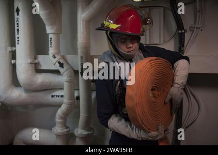 Forces militaires AMÉRICAINES. 180505AC802-0189 MER MÉDITERRANÉE (5 mai 2018) le spécialiste du personnel de 3e classe Ephraim Espinocilla arrime un boyau d'incendie dans un passage pendant un exercice du General Quarters (GQ) à bord de l'USS Harry S. Truman (CVN 75). En tant que navire battant pavillon du Carrier Strike Group 8, le soutien de Truman à l'opération Inherent Resolve démontre la capacité et la flexibilité des forces navales américaines, et sa détermination à éliminer le groupe terroriste ISIS et la menace qu'il représente. (Photo de la marine américaine par Megan Wollam, spécialiste des communications de masse/publiée) Banque D'Images