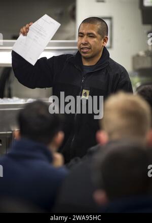 Forces militaires AMÉRICAINES. 180505RG482-075 OCÉAN ATLANTIQUE (5 mai 2018) le capitaine d'électricien en chef Pedro Hernandez donne une formation lors d'un stand-down de sécurité à bord du destroyer de missiles guidés de classe Arleigh Burke USS Ross (DDG 71) le 5 mai 2018. Ross, déployé à l’avant à Rota, en Espagne, en est à sa sixième patrouille dans la zone d’opérations de la 6e flotte américaine en soutien aux alliés et aux partenaires régionaux et aux intérêts des États-Unis en matière de sécurité nationale en Europe. (Photo de l'US Navy par Kyle Steckler, spécialiste des communications de masse de 1e classe/libéré) Banque D'Images