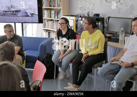 Forces militaires AMÉRICAINES. Spécialiste des programmes religieux 1e classe James Decker, technicien en systèmes d'information 3e classe Audrey Terrell, technicien en systèmes d'information apprentie Gabriella Guzman, Raymond Stenger, technicien en systèmes d'information, parle avec des élèves du collège de la vie quotidienne dans la Marine à bord du navire de commandement et de contrôle de la classe Blue Ridge USS Mount Whitney (LCC 20) à l'American Corner, qui fait partie de la bibliothèque publique de Rijeka à Rijeka, Croatie, le 10 mai 2018. (Photo de l'US Navy par le Lieutenant Junior Grade Keith Connor/libéré) Banque D'Images