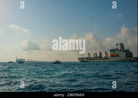 Forces militaires AMÉRICAINES. 180510TK936-003 PORT DE DJIBOUTI, Djibouti (10 mai 2018) des marins affectés au Groupe de travail (TG) 68,6 assurent la sécurité portuaire du graisseur de réapprovisionnement USNS Big Horn (T-AO 198) de classe Henry J. Kaiser dans le port de Djibouti, le 10 mai 2018. Le TG-68,6 est déployé à l'avant dans la zone d'opérations de la 6e flotte américaine et mène des opérations conjointes et navales, souvent de concert avec al-Lied et des partenaires inter-agences, afin de promouvoir les intérêts nationaux américains, la sécurité et la stabilité en Europe et en Afrique. (Photo de l'US Navy par Master-at-Arms 2nd Class Theresa Mul-lis/publié) Banque D'Images