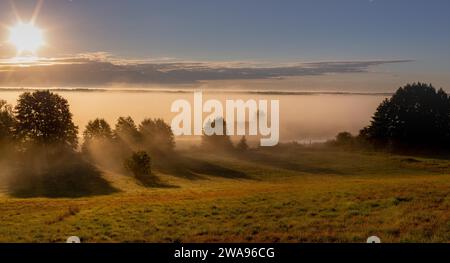 Lever de soleil sur la rivière Biebrza dans le parc national de Biebrza. Burzyn, Podlasie, Pologne, Europe Banque D'Images