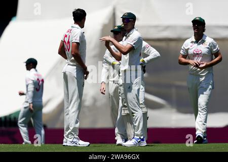 Sydney, Australie, 3 janvier 2024. L'australien Pat Cummins se rend au DRS sans succès au jour 1 du troisième test match entre l'Australie et le Pakistan au Sydney Cricket Ground le 03 janvier 2024 à Sydney, en Australie. Crédit : Pete Dovgan/Speed Media/Alamy Live News Banque D'Images