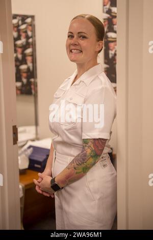 Forces militaires AMÉRICAINES. 180514OM610-057 ARLINGTON, va. (14 mai 2018) Legalman 1st Class Jean Yusten attend d'être équipé pour son nouvel uniforme de maître-officier (CPO) à la Navy Exchange à Arlington, en Virginie, pendant la semaine du marin de l'année. Yusten se joint à trois autres grands marins à Washington, D.C., où ils seront reconnus par le maître-maître-maître de la Marine Steven S. Giordano pour leur contribution exceptionnelle et leur avancement au CPO. (Photo de l'US Navy par Andrew N. Skipworth, spécialiste des communications de masse de 2e classe/publié) Banque D'Images