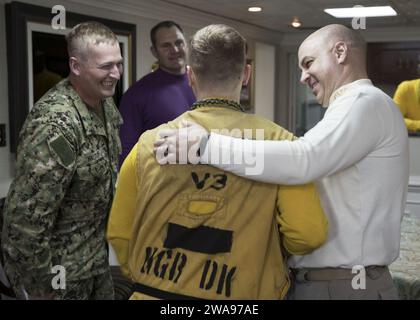 Forces militaires AMÉRICAINES. 180517GY005-0041 MEDITERRANEAN SEA (17 mai 2018) Aviation Boatswain's Mate de 2e classe Casey Halter et son frère, Fire Controlman de 2e classe Lucas Halter, affecté à l'USS porter (DDG 78), rencontrent le chef de commandement Jonas carter lors d'une réunion à bord de l'USS Harry S. Truman (CVN 75). Les deux frères ne se sont pas revus depuis cinq ans en raison d'affectations contradictoires. Truman est actuellement déployé dans le cadre d’une rotation continue des forces américaines soutenant les opérations de sécurité maritime dans les eaux internationales du monde entier. (Photo de l'US Navy par Mass communication SPE Banque D'Images