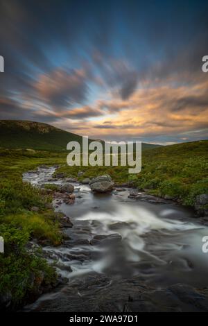 Rivière près du lac Savalen, Fjell, exposition longue, paysage photographié, ambiance du soir, coucher de soleil, Savalen, Tynset, Innlandet, Norvège, Europe Banque D'Images